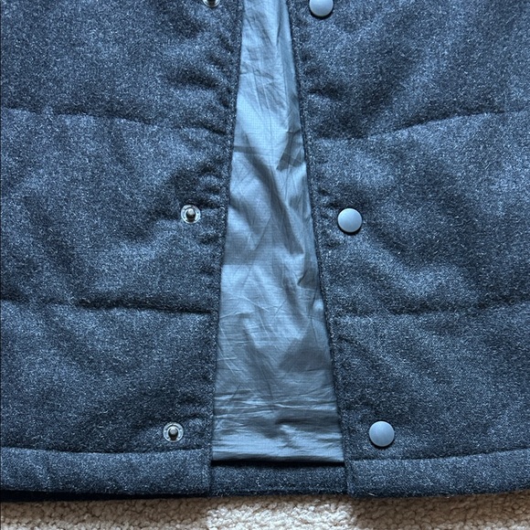 Patagonia Men's Charcoal Gray Vest - Picture 2 of 9